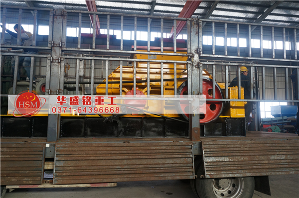 對(duì)輥破碎機(jī)現(xiàn)場圖片